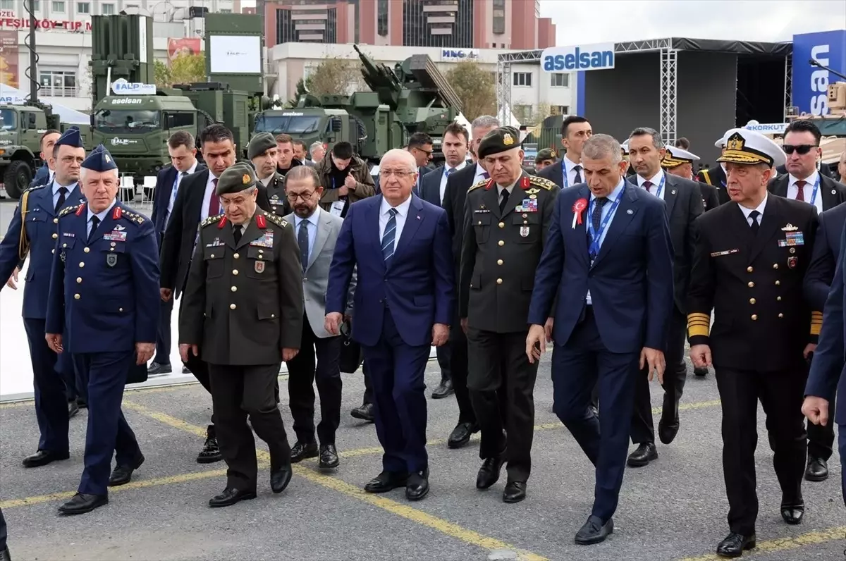 Bakan Güler SAHA EXPO’da Teknolojileri İnceledi