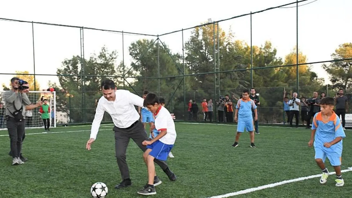 Çevre, Şehircilik ve İklim Değişikliği Bakanı Kurum, çocuklarla halı saha maçı yaptı