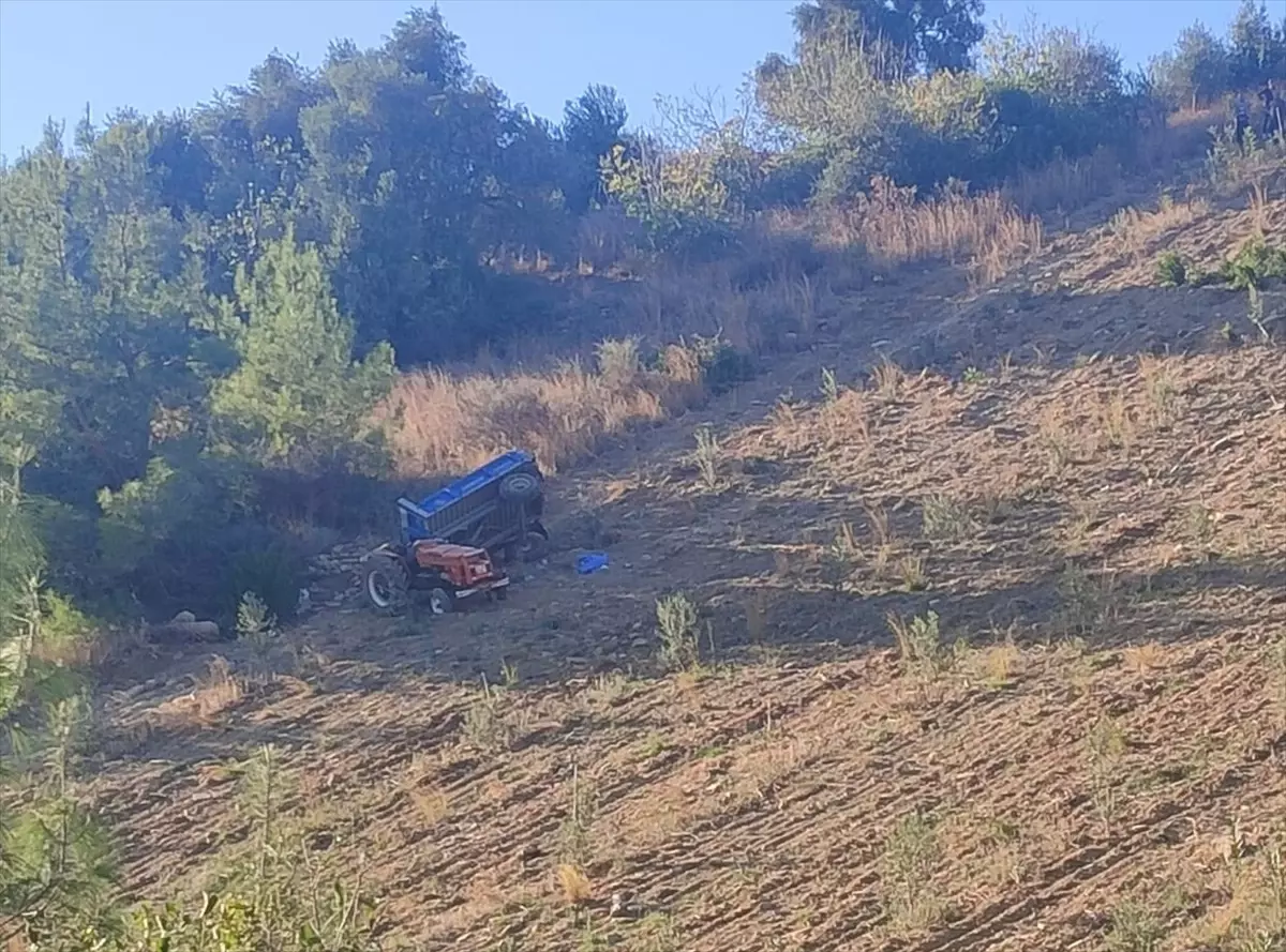 Kozan’da Traktör Devrildi, Sürücü Hayatını Kaybetti