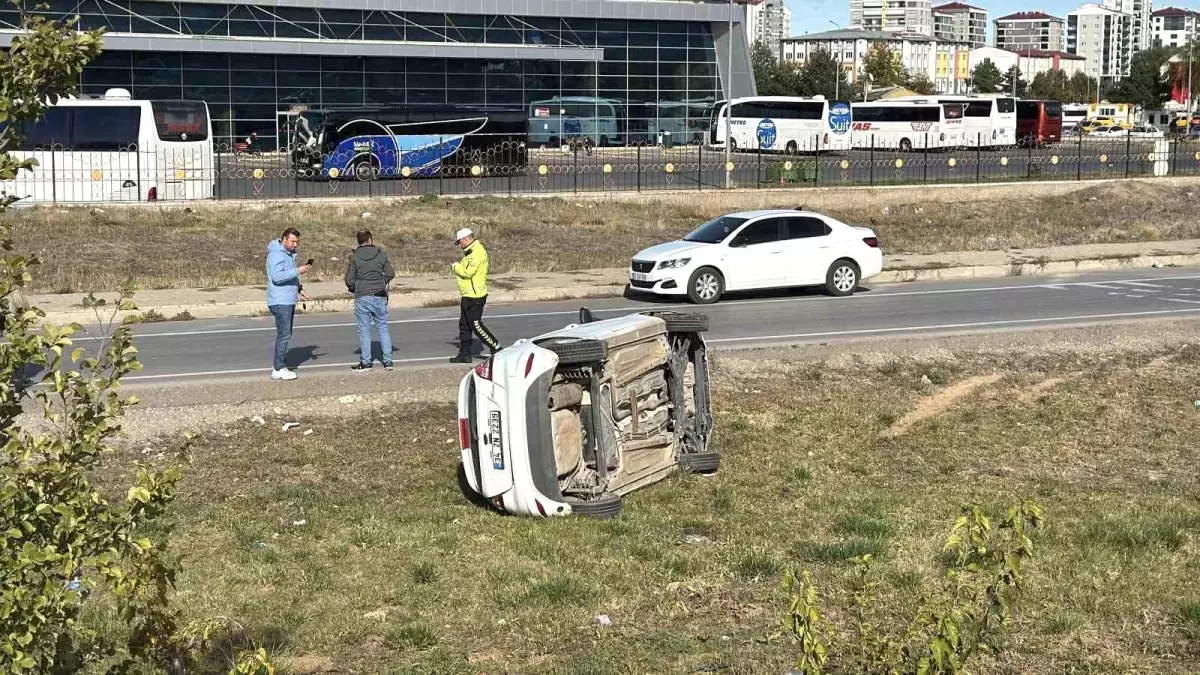 Sivas’ta Trafik Kazası: Sürücü Yaralandı