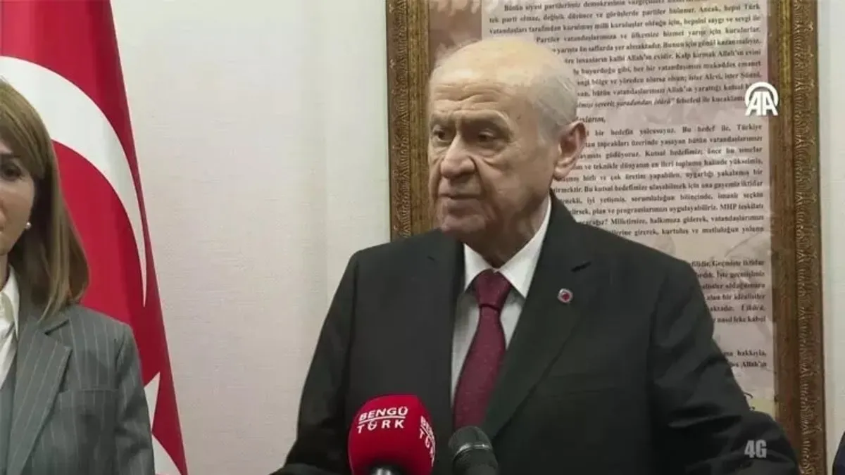 Tokalaşma görüntüleri çok konuşulmuştu! Bahçeli’den DEM Parti açıklaması