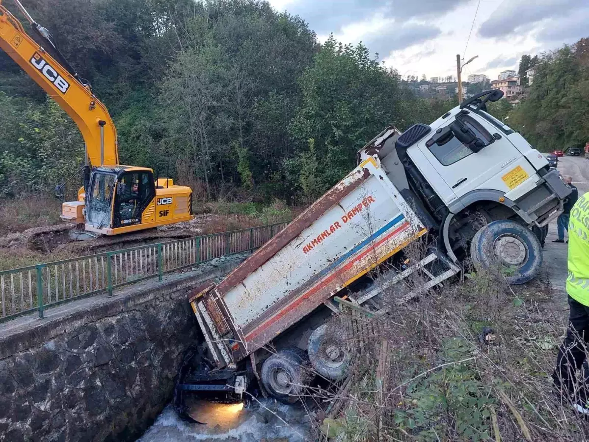 Rize’de Kamyon Dereye Düştü, Kazada Yaralanan Yok