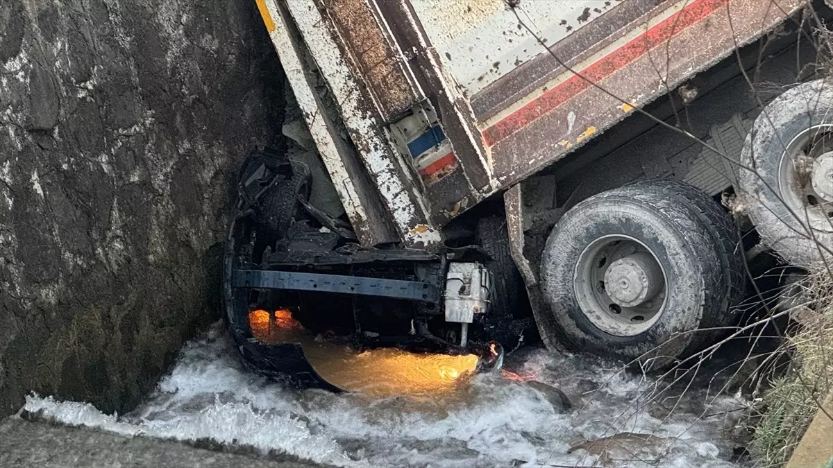 Rize’de Yokuşta Kayan Kamyon Dereye Devrildi