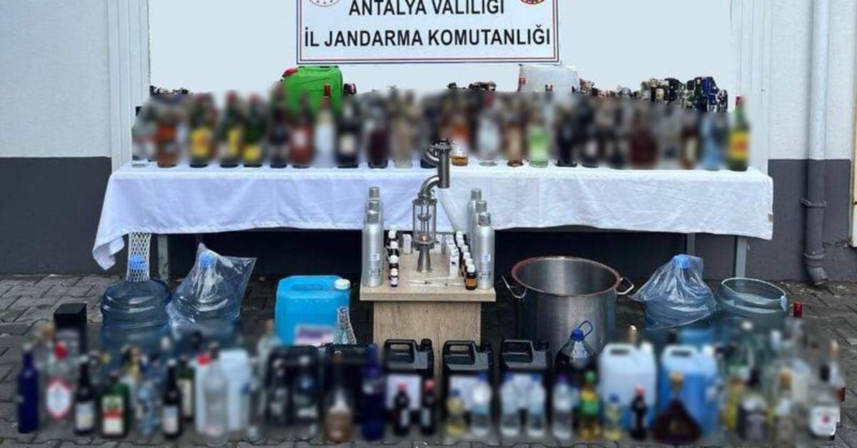 Manavgat’ta bir evde 725 litre sahte içki ele geçirildi