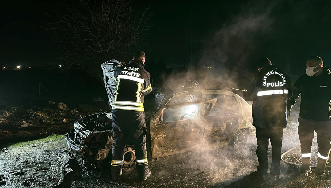 Yanan otomobilde feci şekilde can verdi