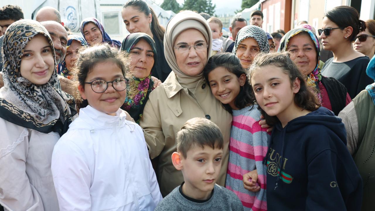 Emine Erdoğan, asrın felaketinin yaralarını sarmak için hep sahadaydı