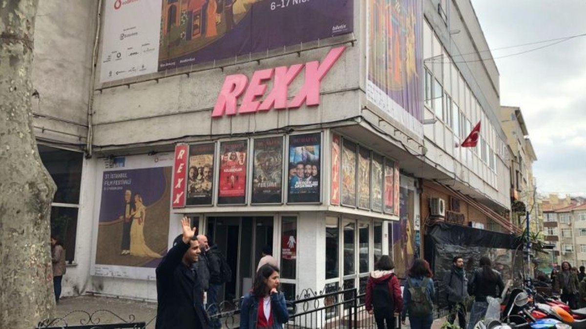 Rexx Sineması’nın yıkımına başlandı